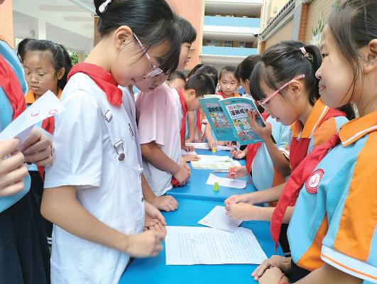 在乐山市通江小学，朗读、竞 猜等活动让同学们说好普通话